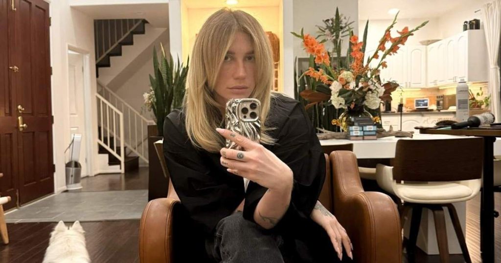 Minifustani i tejdukshëm i Kesha-s, Selezza Micro, ec lart mbi kofshët e saj