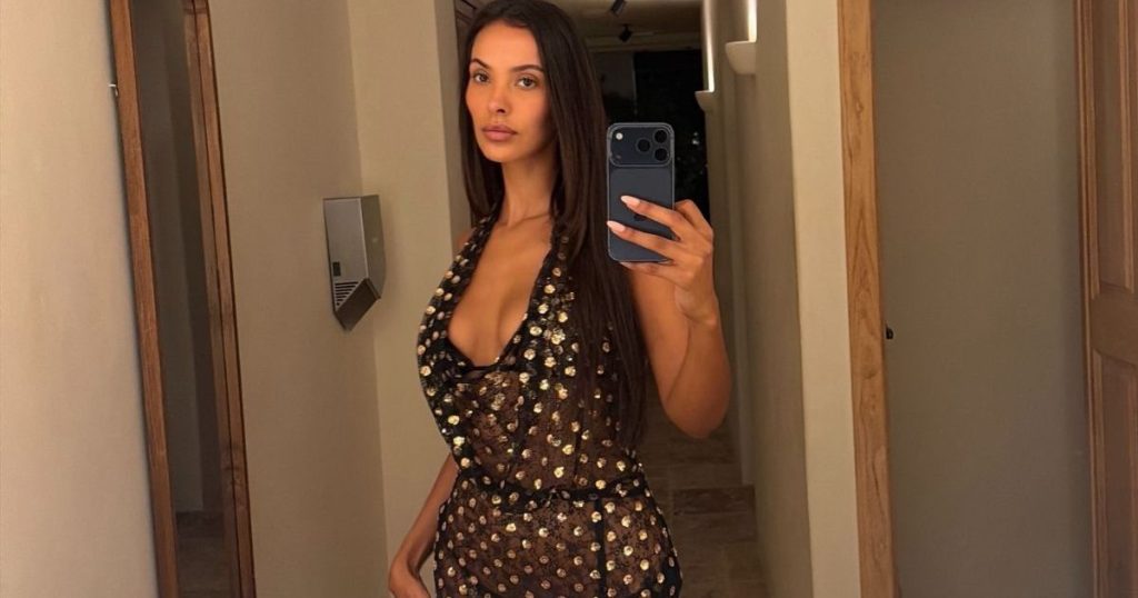 Minifustani mikro i zhytur i Maya Jama-s Roberto Cavalli është i dukshëm