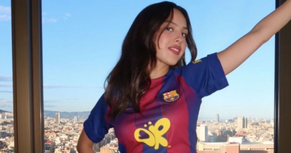Olivia Rodrigo e lë të lirë minifustanin Miu Miu për një pamje të zhytur