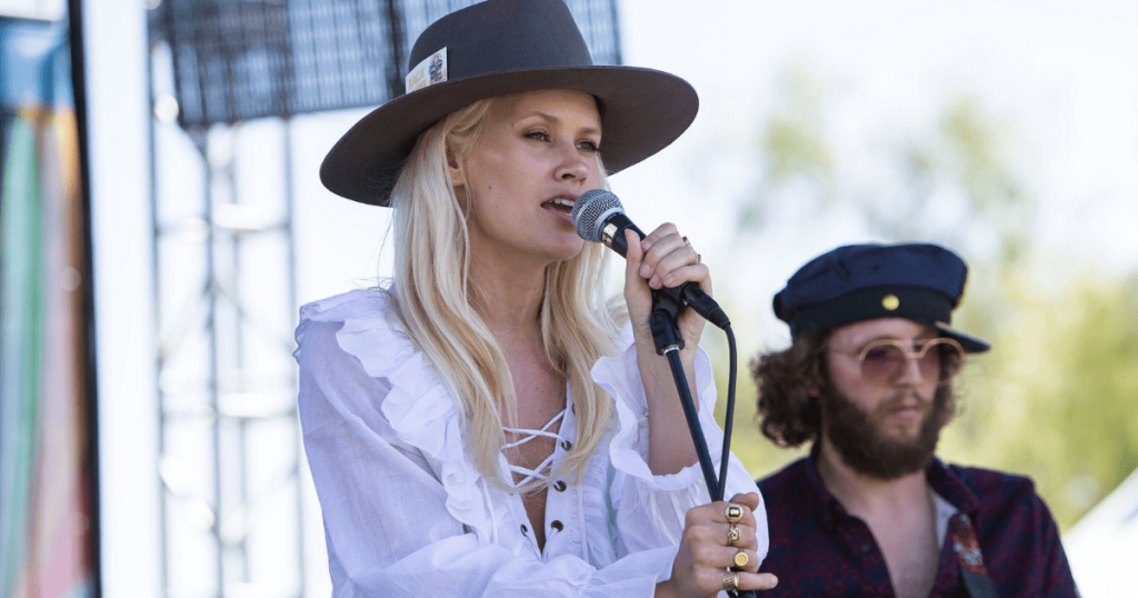 Planet e homazhit të albumit të papublikuar të Lauren Bennett