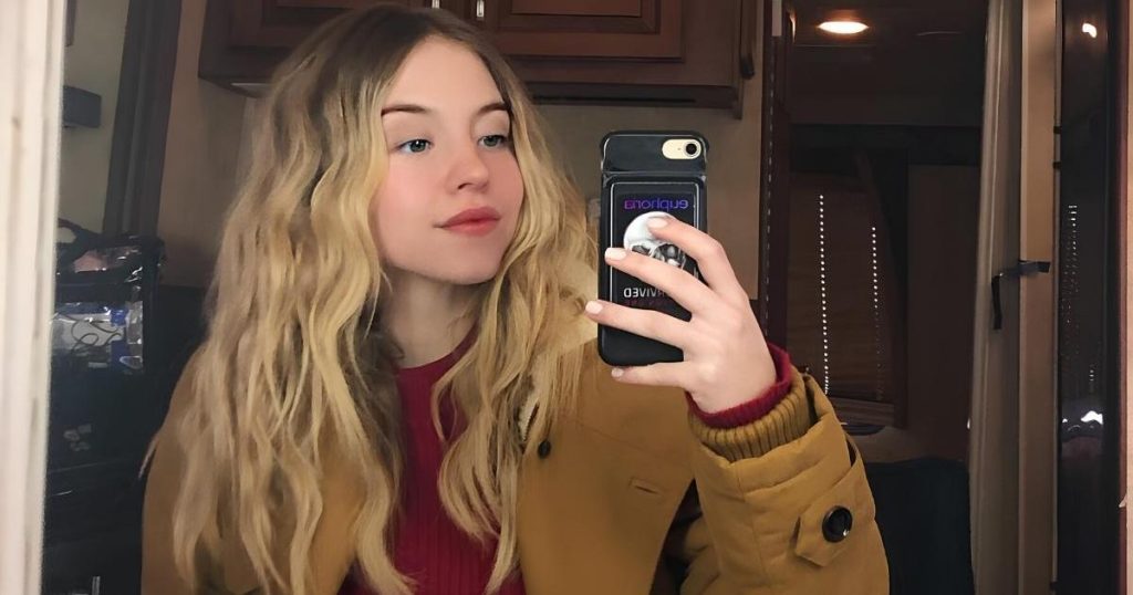Sydney Sweeney tregon kthesat e saj në tanga 16 dollarëshe Cheeky Syrn me rritje të mesme