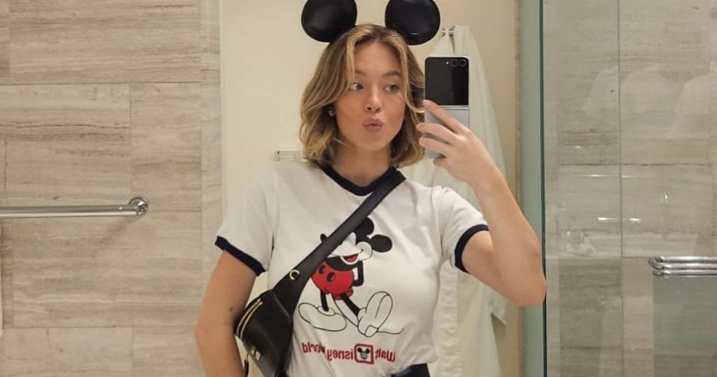 Syrn Bralette e Sydney Sweeney-t me 39 dollarë që mezi i përmban kthesat e saj