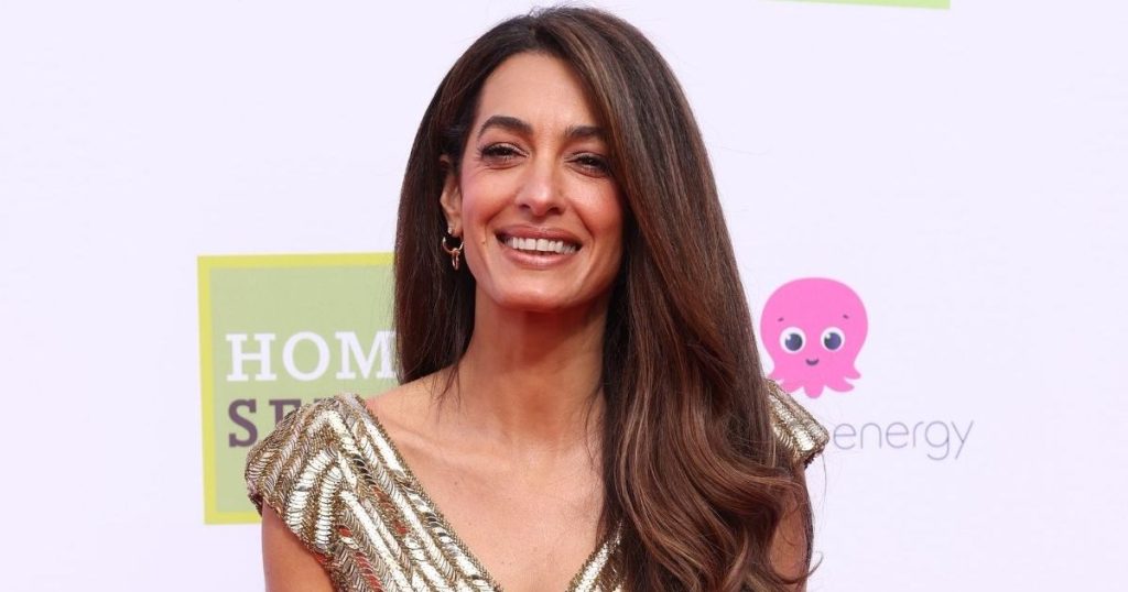 Topi Vintage Mugler Fringe i Amal Clooney varet nga një rrip i vetëm në Itali
