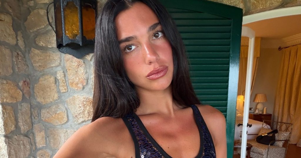 Topi i Chloe Peplum i Dua Lipa-s shkon plotësisht i dukshëm për SERVICE95