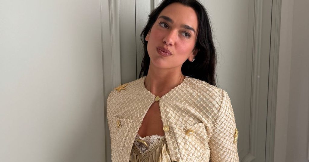 Topi i dantellës 570 dollarë i Dua Lipa-s 16Arlington mbahet me vetëm 2 tela