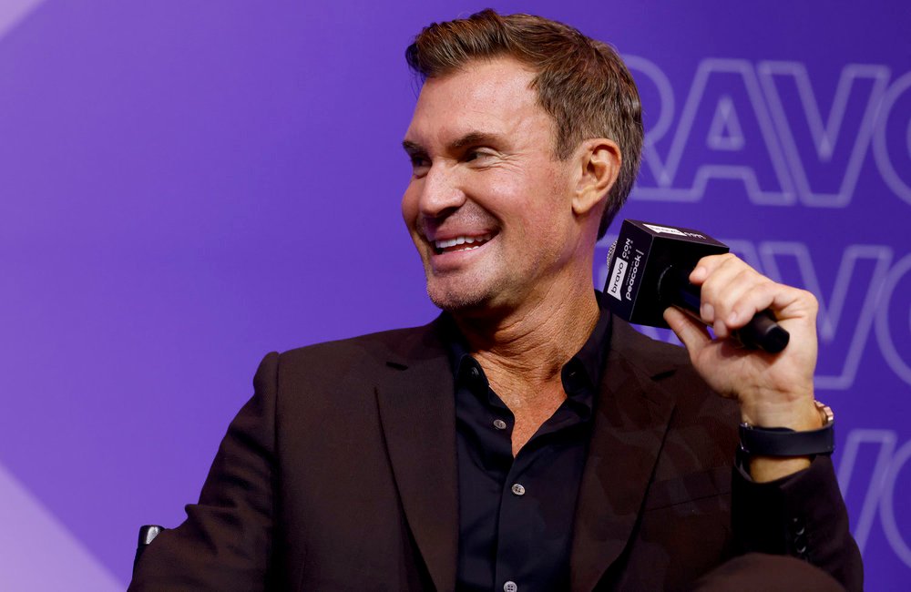 Jeff Lewis duke mbajtur një mikrofon në skenë në BravoCON 2025