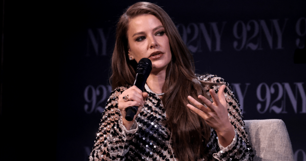 Ariana Madix vesh fustanin e famshëm Versace të Hailey Bieber