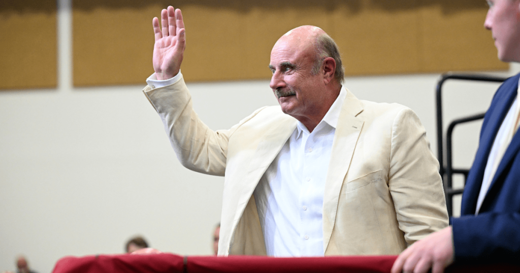 Dr. Phil paditur si ish-publicist pretendon se ai u veçua për të qenë homoseksual