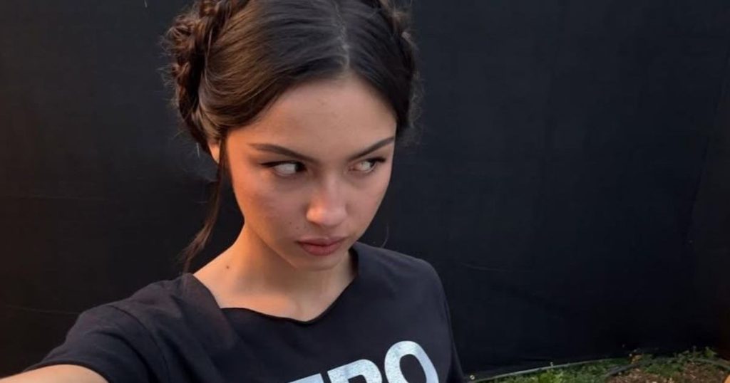 Fustani Dennis Lustico i Olivia Rodrigo është plotësisht i tejdukshëm për Vogue në Filipine