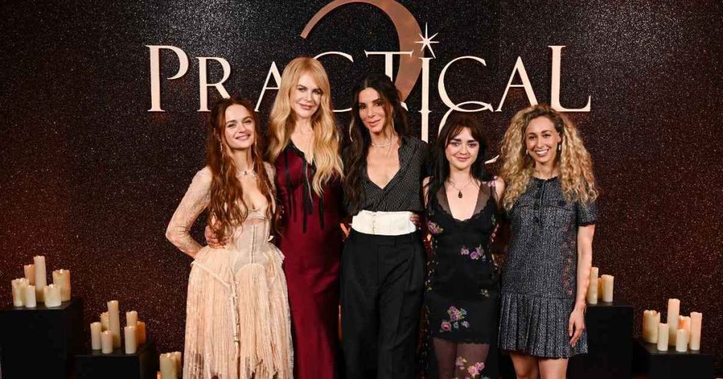 Fustani i hollë Rodarte i Nicole Kidman-it me prerje të ulët është me dantella dhe sipër