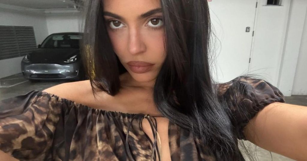 Kylie Jenner shfaq të brendshmet me këmishë Tom Ford të zbërthyer dhe fund të tejdukshëm