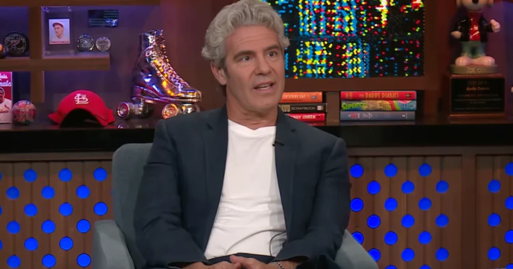 Modeli i ri i flokëve të Andy Cohen ka fansa që shohin një baba themelues