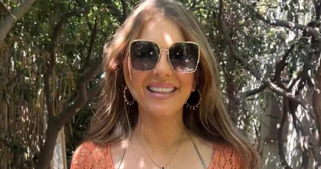 Veshja e prerë SNDYS x REVOLVE e Elizabeth Hurley është aq e qartë sa duket