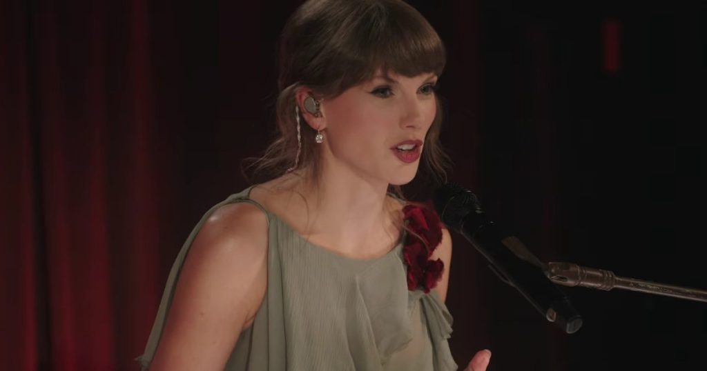 Veshja prej 798 dollarësh e Taylor Swift-it, plotësisht e tejdukshme, mezi varet