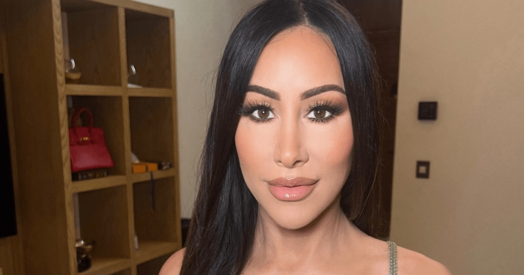 Angie K. Ofron kompliment me dorë për Gratë e DC