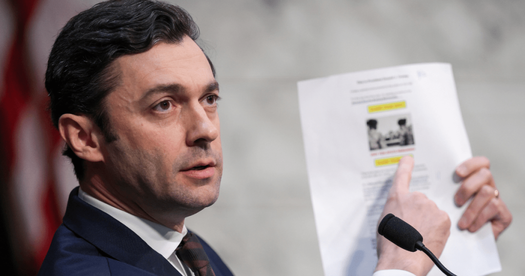 Donald Trump i dorëzon Jon Ossoff një fitore të rrallë pas luftës së tyre të fjalëve