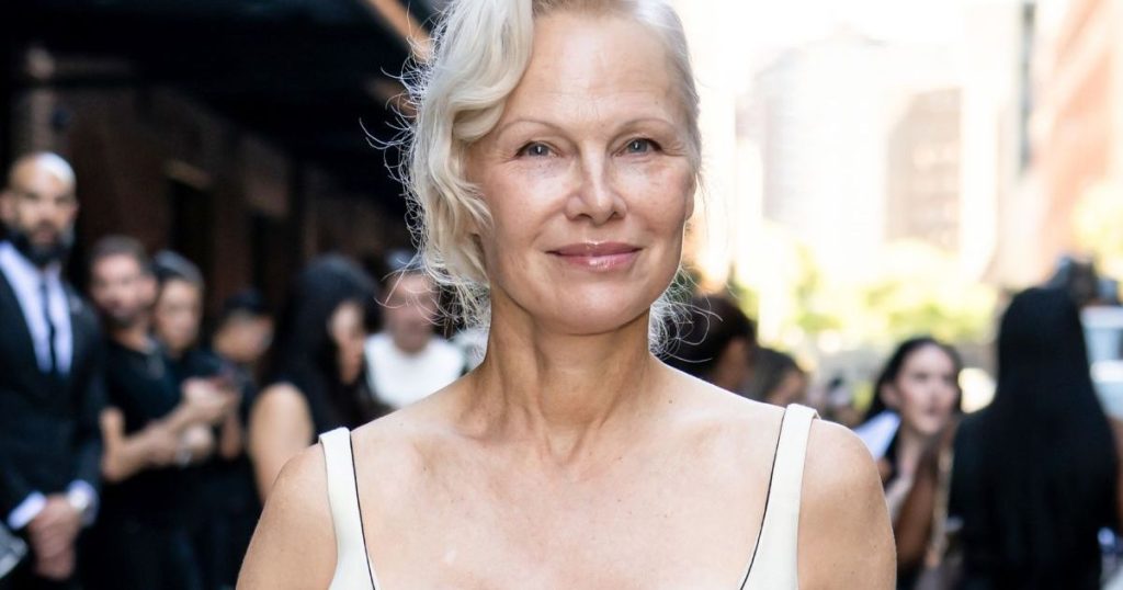 Fustani Calvin Klein me prerje të ulët të Pamela Anderson dëshmon se e bën atë të thjeshtë