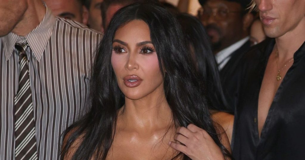 Fustani i zhytur Ludovic de Saint Sernin i Kim Kardashian ka një të çarë të qartë