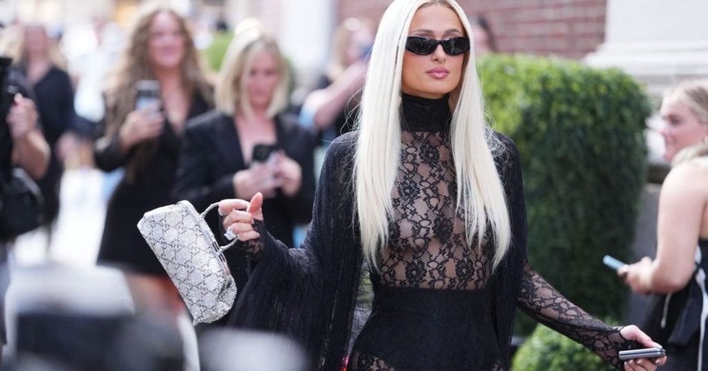 Fustani me dantella plotësisht i tejdukshëm i Paris Hilton merr një përmirësim luksoz të Gucci