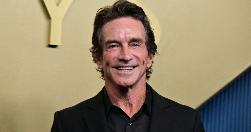 Jeff Probst reagon teksa Dee Valladares dhe Rick Devens arrijnë në pesëshen e fundit të Big Brother