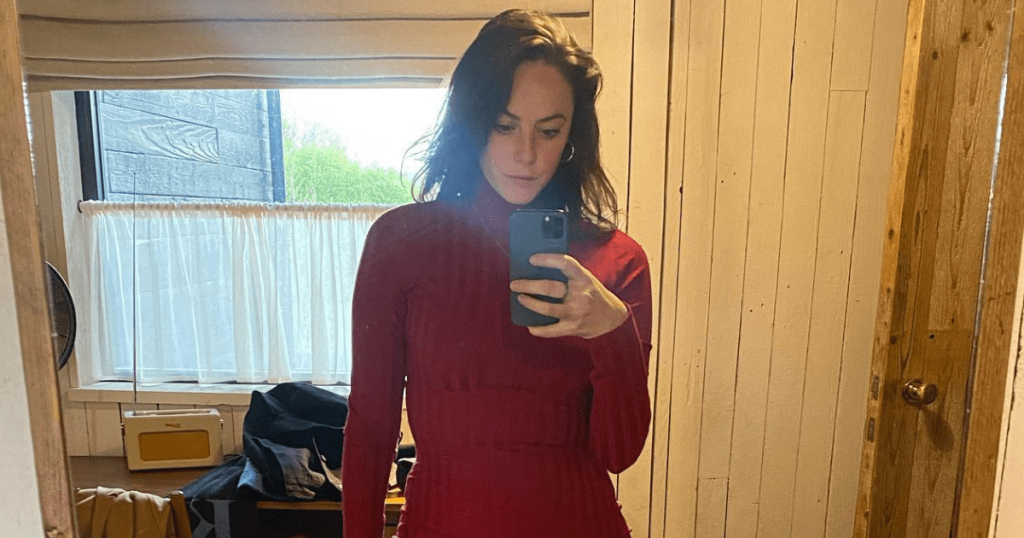 Kaya Scodelario merr romancën e shefit 50-vjeçar në tapetin e kuq