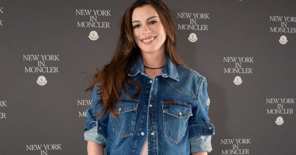Këmisha Moncler e Anne Hathaway e varur nga një buton e lë pak të mbuluar
