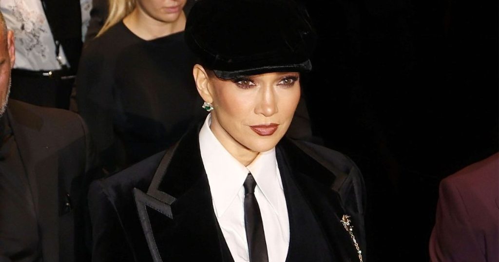 Kostumi D&G i Jennifer Lopez që përqafon trupin, vendos kthesat e saj përpara dhe në qendër
