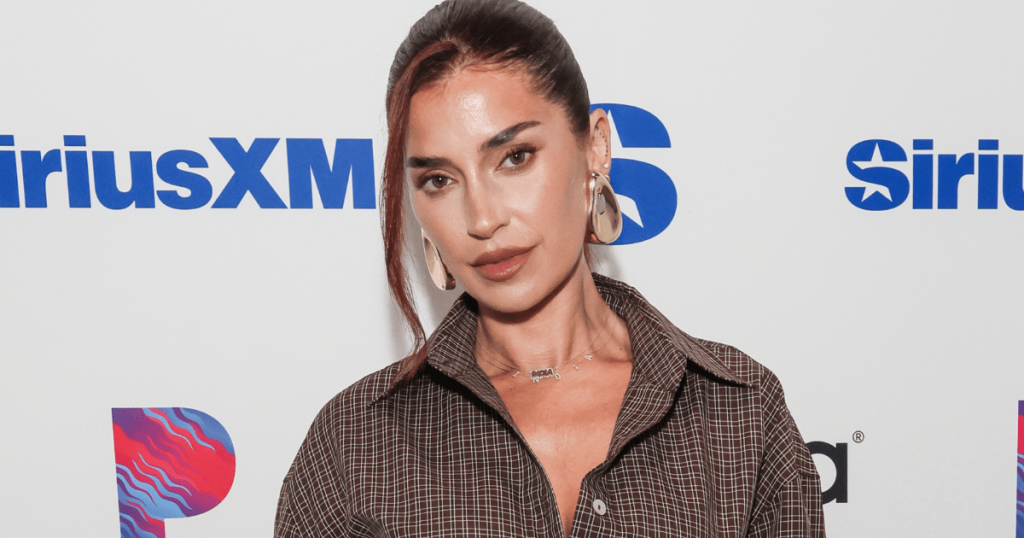 Nicole Williams English ngacmon 'Bumpy Road' në serinë e re Hulu të Khloé Kardashian