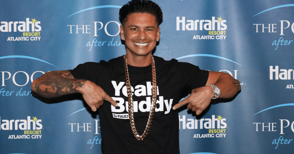 Pauly D ia bën pyetjen Nikki Hall-it gjatë setit të Wild Vegas DJ