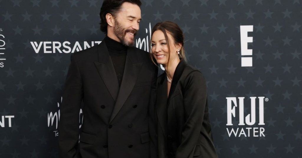 Shtatzëna Kaley Cuoco hyn në pistën e vallëzimit me Tom Pelphrey: 'Tnocked Up at Prom'