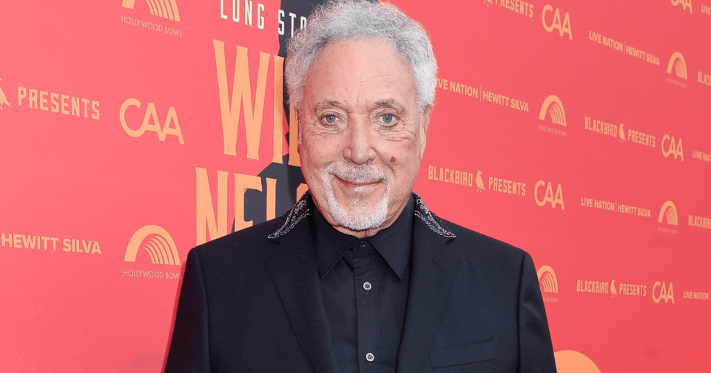 Tom Jones merr një ofertë të papritur pune pas “The Voice Axing”.