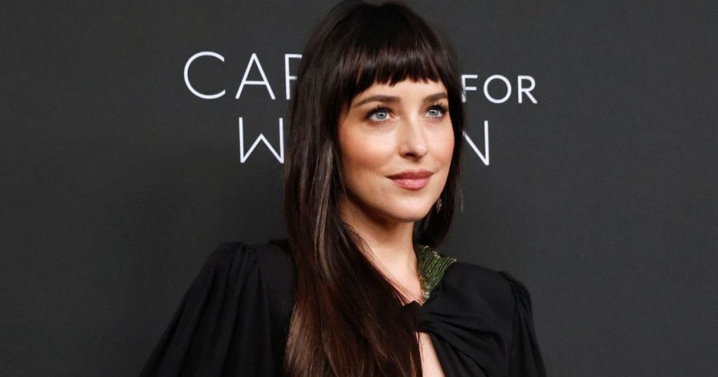 Topi i sutjenës Jil Sander me prerje të ulët të Dakota Johnson është aq i vogël sa të bëhet për Vogue