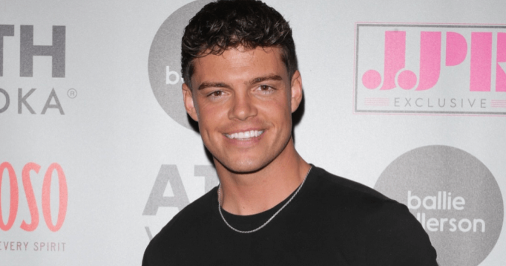 Ylli i Love Island Billy Brown përballet me një kthesë të madhe në karrierë pasi mbeti 'pa shtëpi' - Burimi