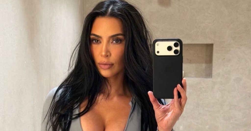 Kim Kardashian thuajse del nga pjesa e sipërme e zhytur nën gjerdanin Cartier