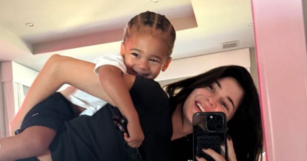 Djali i Kylie Jenner është i mahnitur duke parë mamin në shfaqjen e Victoria's Secret