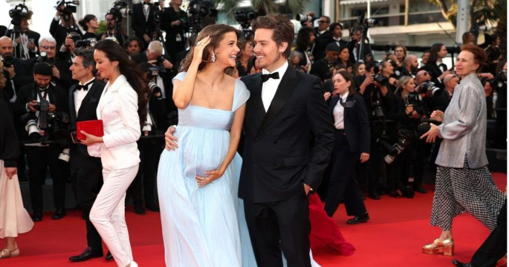 Dylan Sprouse kanalizon Major Dad Energy te 'Holler' në Barbara Palvin