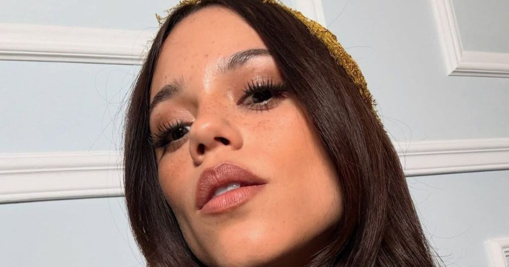 Fustani i zhytur në Dior i Jenna Ortega-s i rrëshqet nga supet në kopertinën e Vogue