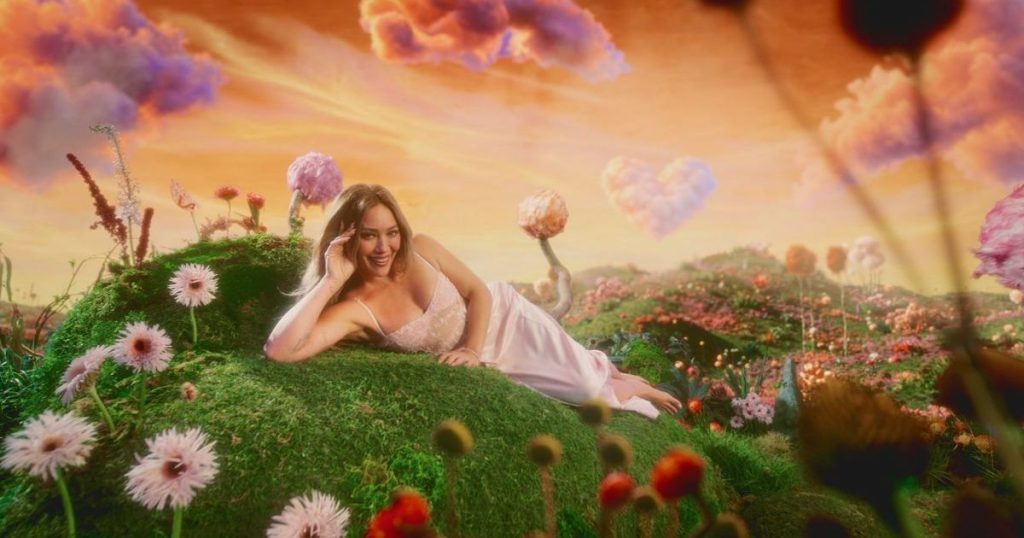 Fustani me prerje të ulët Collina Strada i Hilary Duff-it merr një prerje të fortë dantelle të tejdukshme