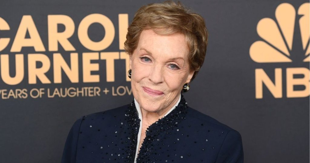 Ikona e Hollivudit, Julie Andrews, përqafon një jetë shumë larg vëmendjes - Burimi