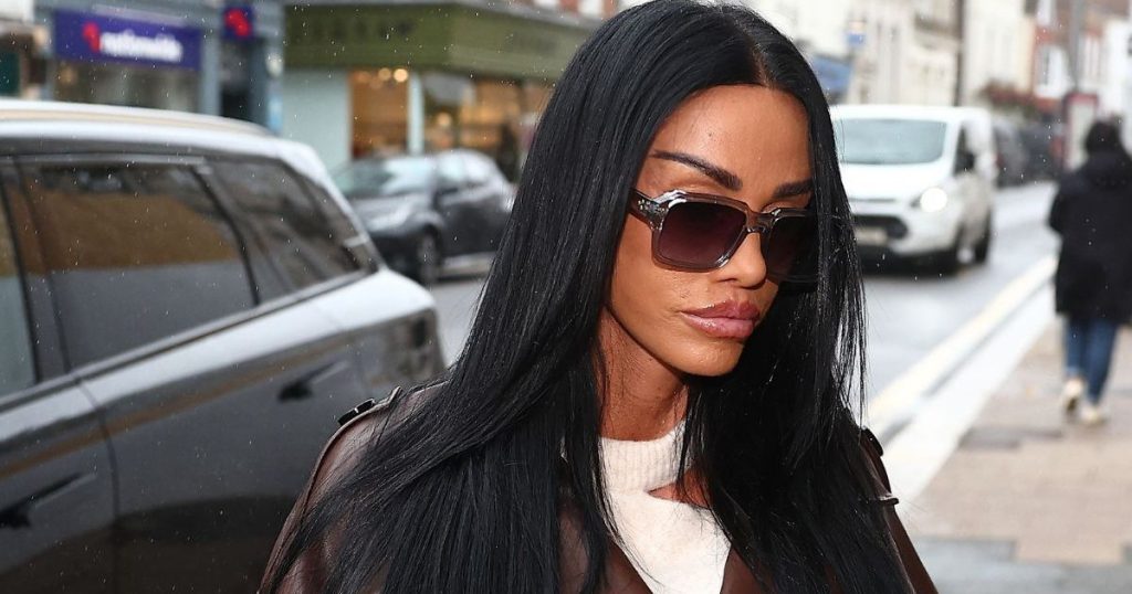 Katie Price dëshmon në gjyqin e ish-burrit të akuzuar për përdhunim