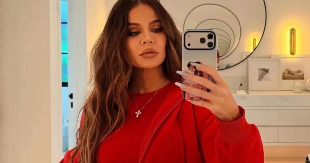 Khloé Kardashian pranon se ajo dhe Kim janë 'të acaruara' në haraçin e ditëlindjes