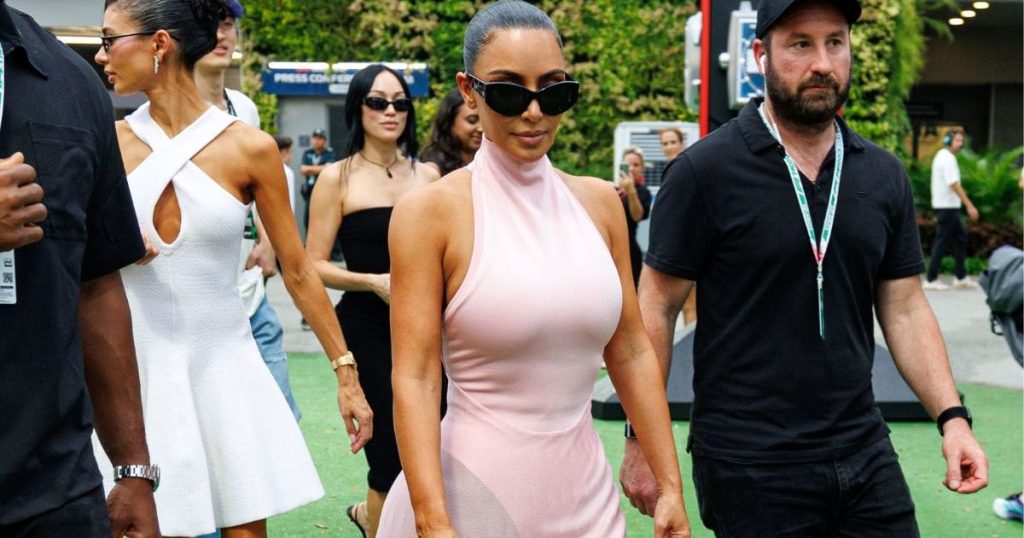 Kim Kardashian ngre fustanin plotësisht të tejdukshëm me çantën e vogël Hermes