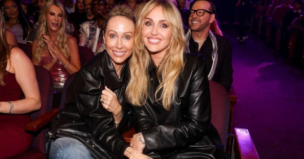 Miley Cyrus mbytet duke nderuar mamin Tish dhe gjyshen në një mënyrë të madhe