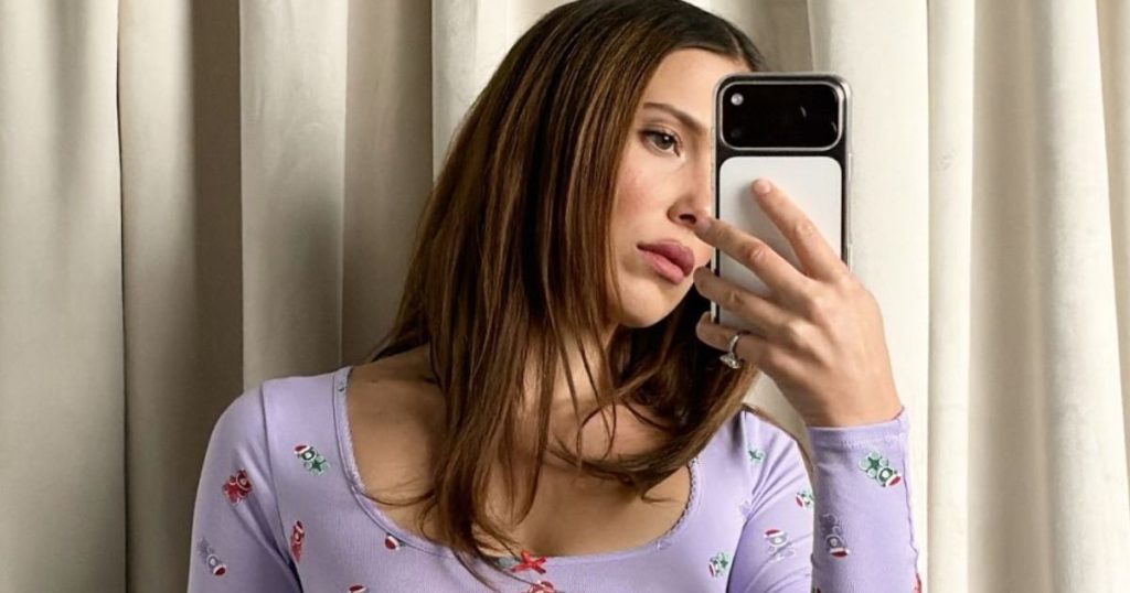 Millie Bobby Brown bëhet komode për pushime me pantallonat e shkurtra mikro të markës së saj