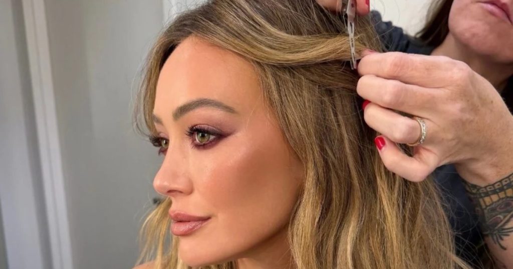Minifustani mikro i tejdukshëm me dantellë i Hilary Duff-it merr një kthesë Pandora për "Mag letre"