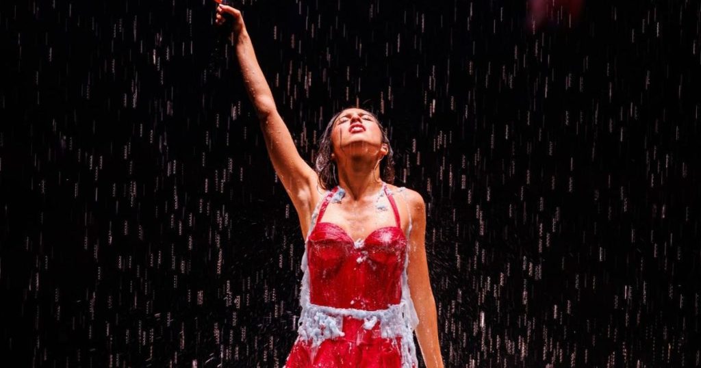 Olivia Rodrigo Rocks Red-Hot Minidress Micro Me triko të tejdukshme Wolford