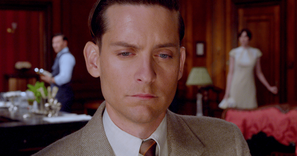 Tobey Maguire shkon lart dhe përtej për ditën e madhe të ish-gruas