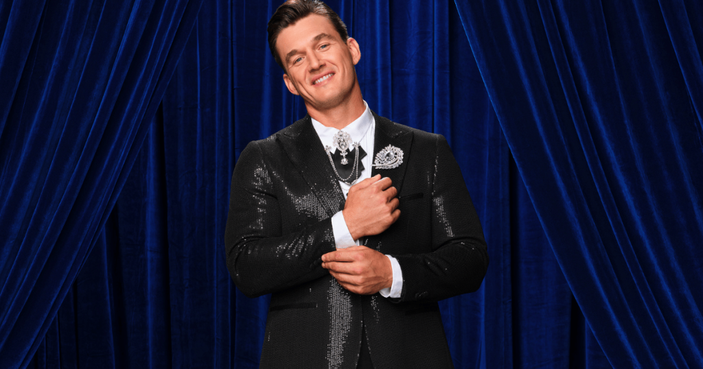 Tyler Cameron merr bekimin e të fejuarës për lëvizjet "DWTS" me avull të Sharna Burgess