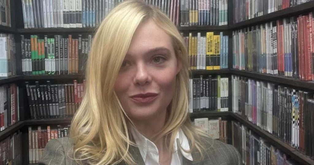 Veshja e tejdukshme e trajnerit të Elle Fanning është në thelb një minifustan mikro