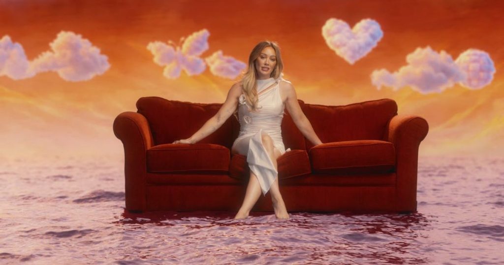 Veshja me prerje të lagur Coperni e Hilary Duff që përqafon trupin, tregon kthesat e saj